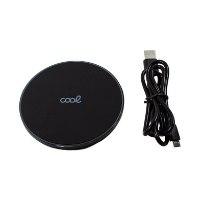 Carregador sem fios redondo preto com texto 'cool' e cabo USB preto.