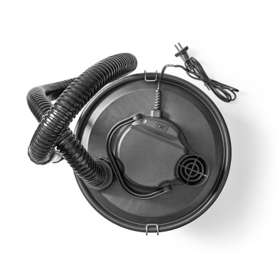 Soprador elétrico preto com tubo flexível e cabo em fundo branco