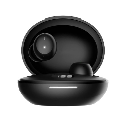Auriculares sem fios negros na caixa de carregamento preta com visor digital
