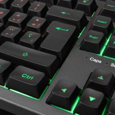 teclado mecânico preto com luzes verdes e vermelhas nas teclas