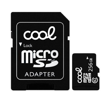 Adaptador e cartão microSD pretos com texto branco