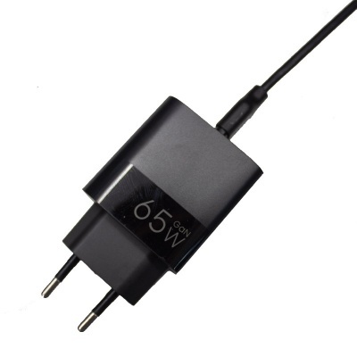 Carregador elétrico preto com etiqueta 65W GDn e cabo