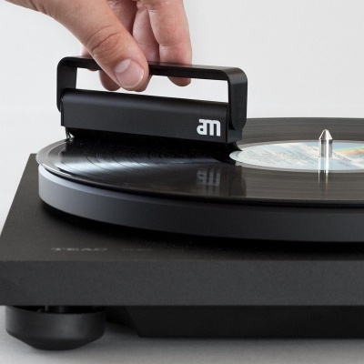 Prato giratório preto para vinil com braço de leitura minimalista e logo 'am'