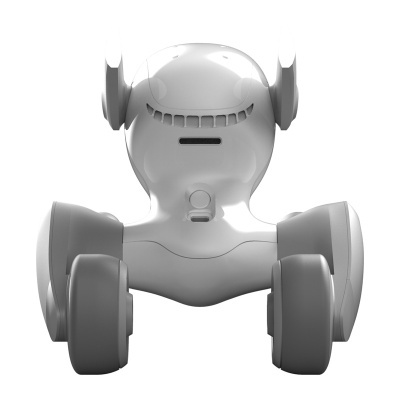 Robot branco com quatro rodas cinzentas num fundo branco