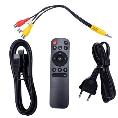 Conjunto de acessórios eletrónicos incluindo comando remoto, cabo HDMI, cabo de alimentação e cabo adaptador RCA para ficha jack