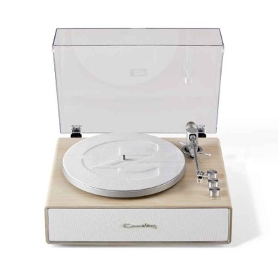 Toca-discos com base de madeira clara e tampa transparente aberta