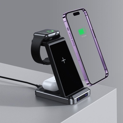 Suporte de carregamento sem fios preto com smartphone, relógio inteligente e auriculares