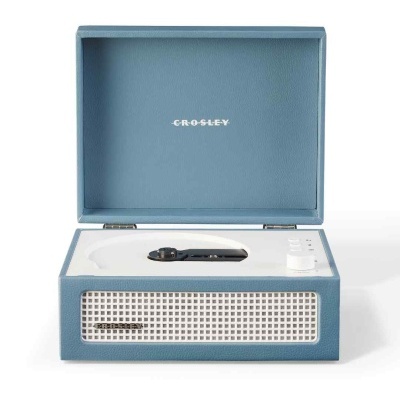 Vitrola portátil azul Crosley com tampa aberta e grelha branca frontal