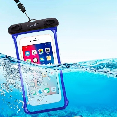 Capa impermeável para smartphone azul flutuando na água com telefone dentro