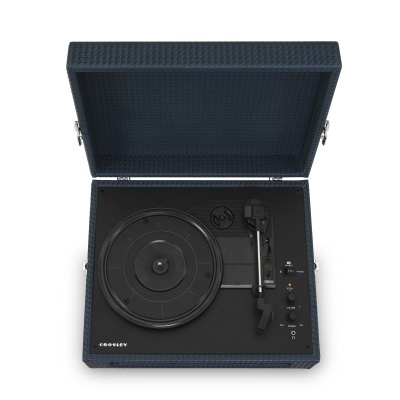 Gira-discos portátil Crosley em caixa azul-escura com textura