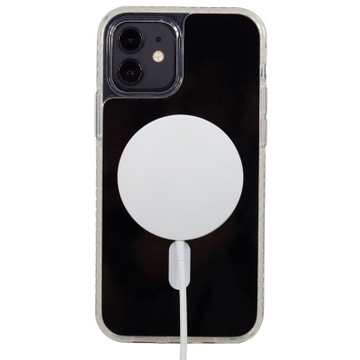 Smartphone preto com capa transparente e carregador magnético branco circular ligado