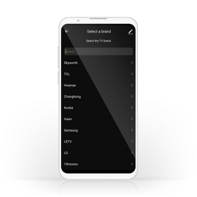 Smartphone branco a mostrar aplicação de seleção de marcas de TV com fundo preto e texto branco