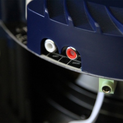 Equipamento eletrônico com entradas áudio RCA branca e vermelha e cabo branco conectado