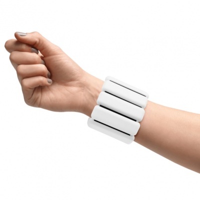 Pulseira branca segmentada no pulso de uma mão