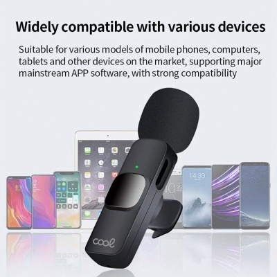 Microfone portátil preto com espuma e logotipo cool, com dispositivos móveis ao fundo