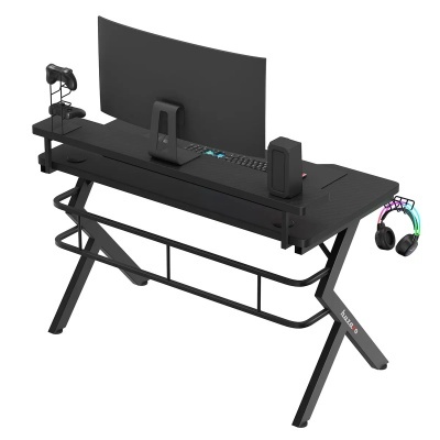 Secretária de gaming preta com monitor, teclado, colunas e acessórios RGB