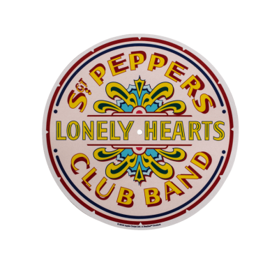 Logotipo redondo branco com texto 'Sgt Peppers Lonely Hearts Club Band' em amarelo e laranja