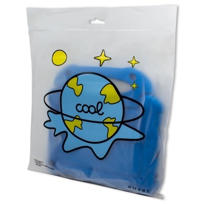 Embalagem plástica transparente com ilustração de planeta e escrita 'cool'