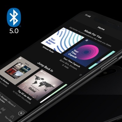 Smartphone a mostrar aplicação de música e símbolo Bluetooth 5.0
