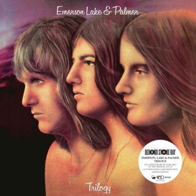 Capa de álbum com três ilustrados rostos masculinos em perfil, texto Emerson Lake & Palmer e selo informativo