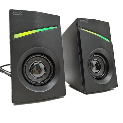 Colunas de som pretas com detalhes em verde e amarelo, texto 'cool' e acabamento fosco