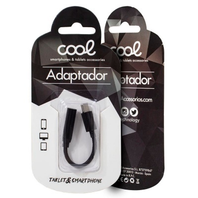 Adaptador preto para smartphones e tablets na embalagem preta e branca com texto