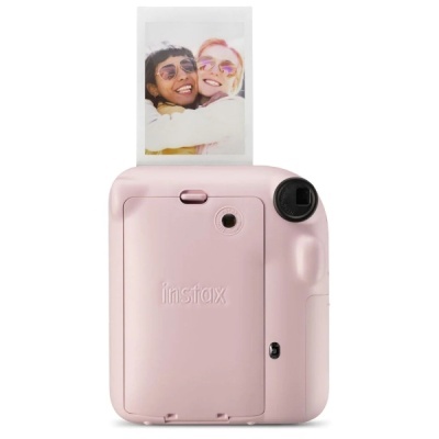 Câmara instantânea rosa FujiFilm Instax com fotografia instantânea a sair do topo