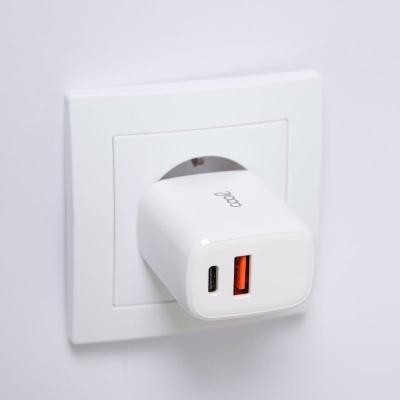 Carregador de parede branco com duas portas USB na tomada