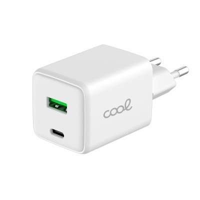 Carregador de parede branco com portas USB e plugue europeu