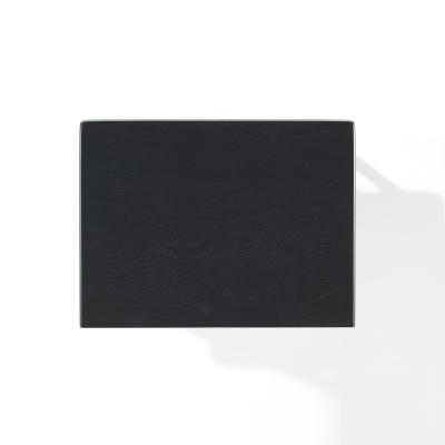 Caixa preta retangular sobre fundo branco com sombra