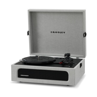 Toca-discos Crosley cinzento com tampa aberta e logótipo
