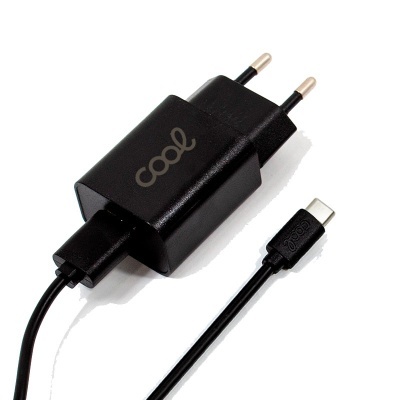 Carregador preto com cabo USB type C e tomada europeia