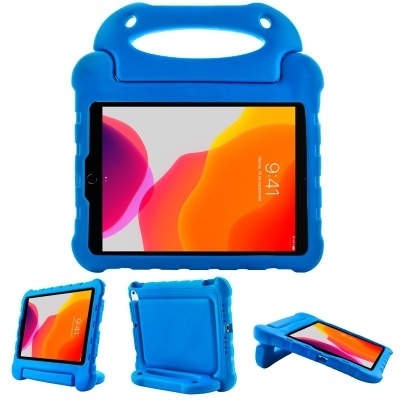 Tablet com capa azul protetora em silicone e ecrã colorido exibido de vários ângulos