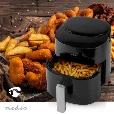 Fritadeira elétrica preta nediS com batatas fritas em cesto aberto, rodeada por alimentos fritos em madeira rústica