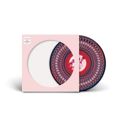 Disco de vinil colorido com padrão geométrico numa capa rosa com abertura circular