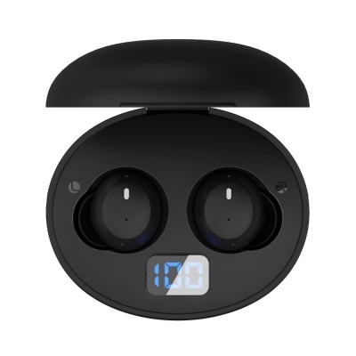 Caixa de carregamento preta com auriculares e display digital