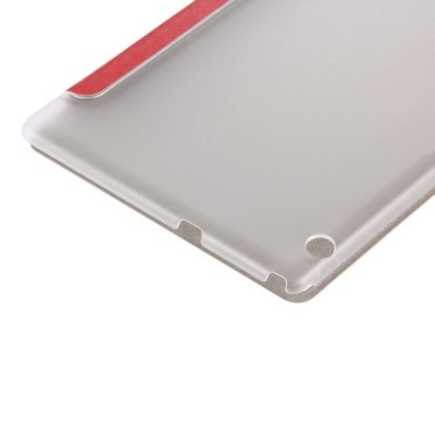 Capa transparente para tablet com interior vermelho.
