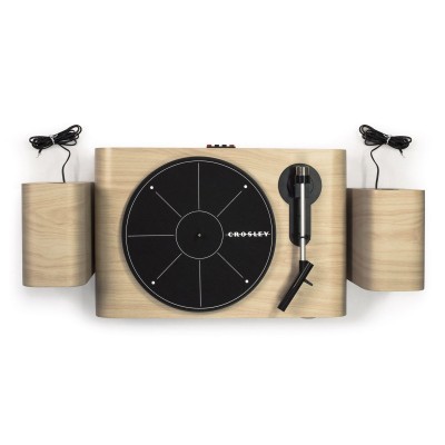 Toca-discos em madeira clara com duas colunas e prato preto com o texto CROSELEY