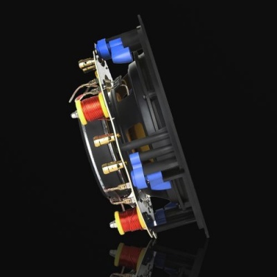 Componente eletrónico com bobinas vermelhas e conectores dourados