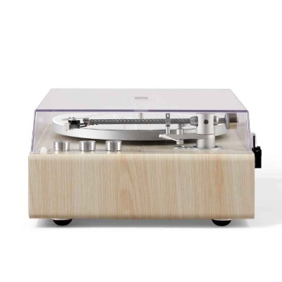 Gira-discos com base de madeira clara, tampa transparente e botões metálicos