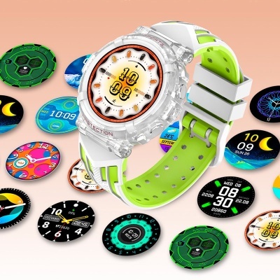 Smartwatch transparente com pulseira verde e branca e vários mostradores digitais coloridos à volta