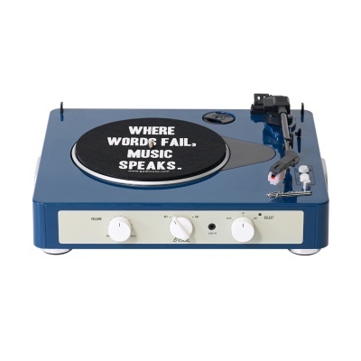 Gira-discos azul com capa preta no prato e texto branco