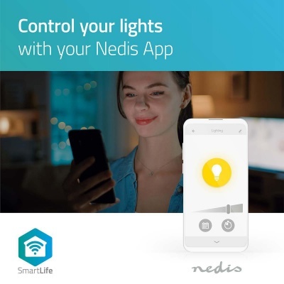 Mulher a usar aplicação Nedis para controlar luzes num smartphone