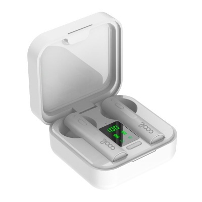 Auscultadores sem fios brancos com estojo de carregamento aberto e ecrã digital verde