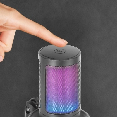 Microfone preto com luzes LED azuis e roxas e dedo a tocar o botão no topo