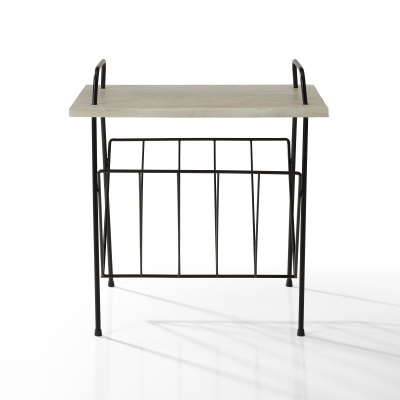 Mesa auxiliar em madeira clara com estrutura metálica preta e suporte para revistas.