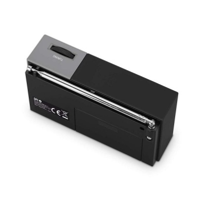 Rádio portátil preto com antena telescópica e botão de sintonia