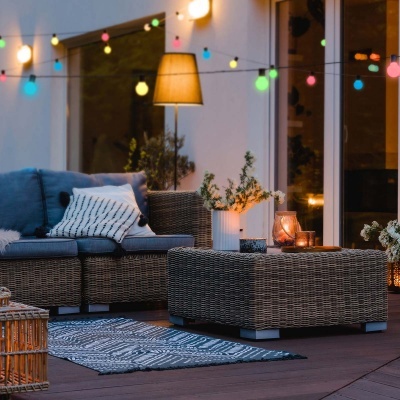 Conjunto de mobiliário de exterior em rattan com almofadas e luzes decorativas