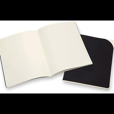 Dois cadernos pretos, um aberto e outro fechado, com páginas brancas