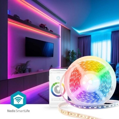Rolo de fita LED colorida com aplicação móvel e sala moderna iluminada